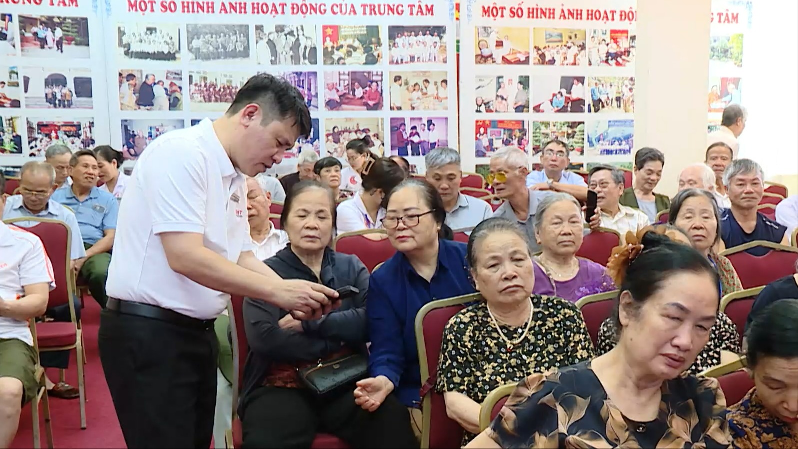 Hai thầy giáo dạy công nghệ miễn phí cho người cao tuổi | Người tốt quanh ta | 28/05/2026
