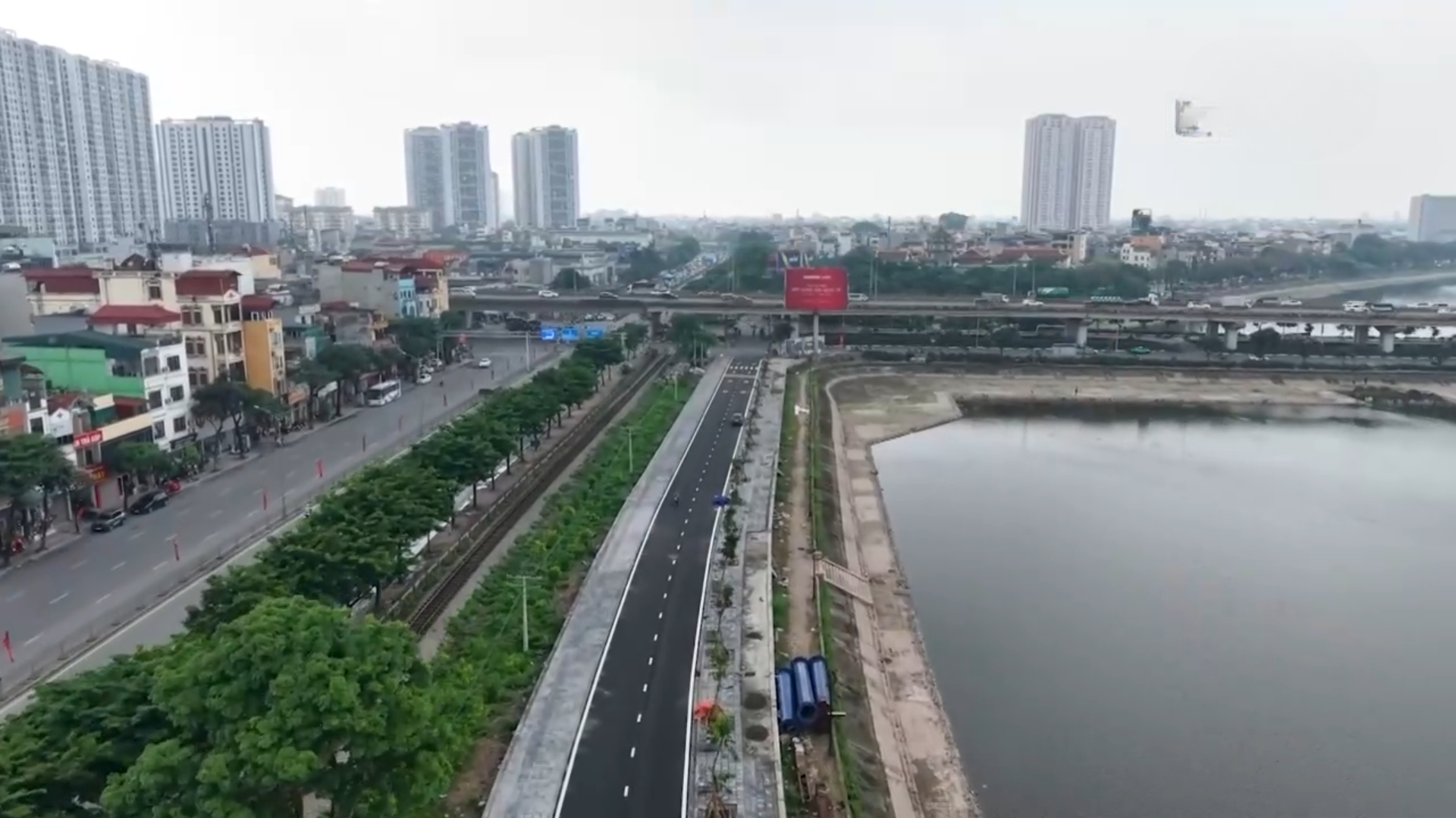 Không gian đẹp bên hồ Linh Đàm và tuyến đường sắt Bắc - Nam