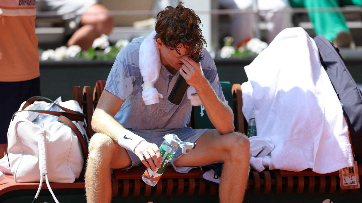 Jannik Sinner bất ngờ bị loại khỏi Roland Garros