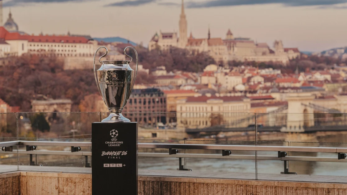 Chiếc cúp Champions League khuấy động không khí tại Budapest