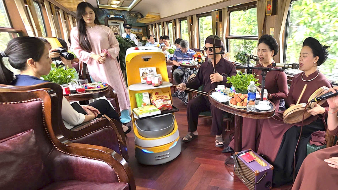 Đường sắt ra mắt toa xe chỉ huy số, robot AI phục vụ tại chỗ