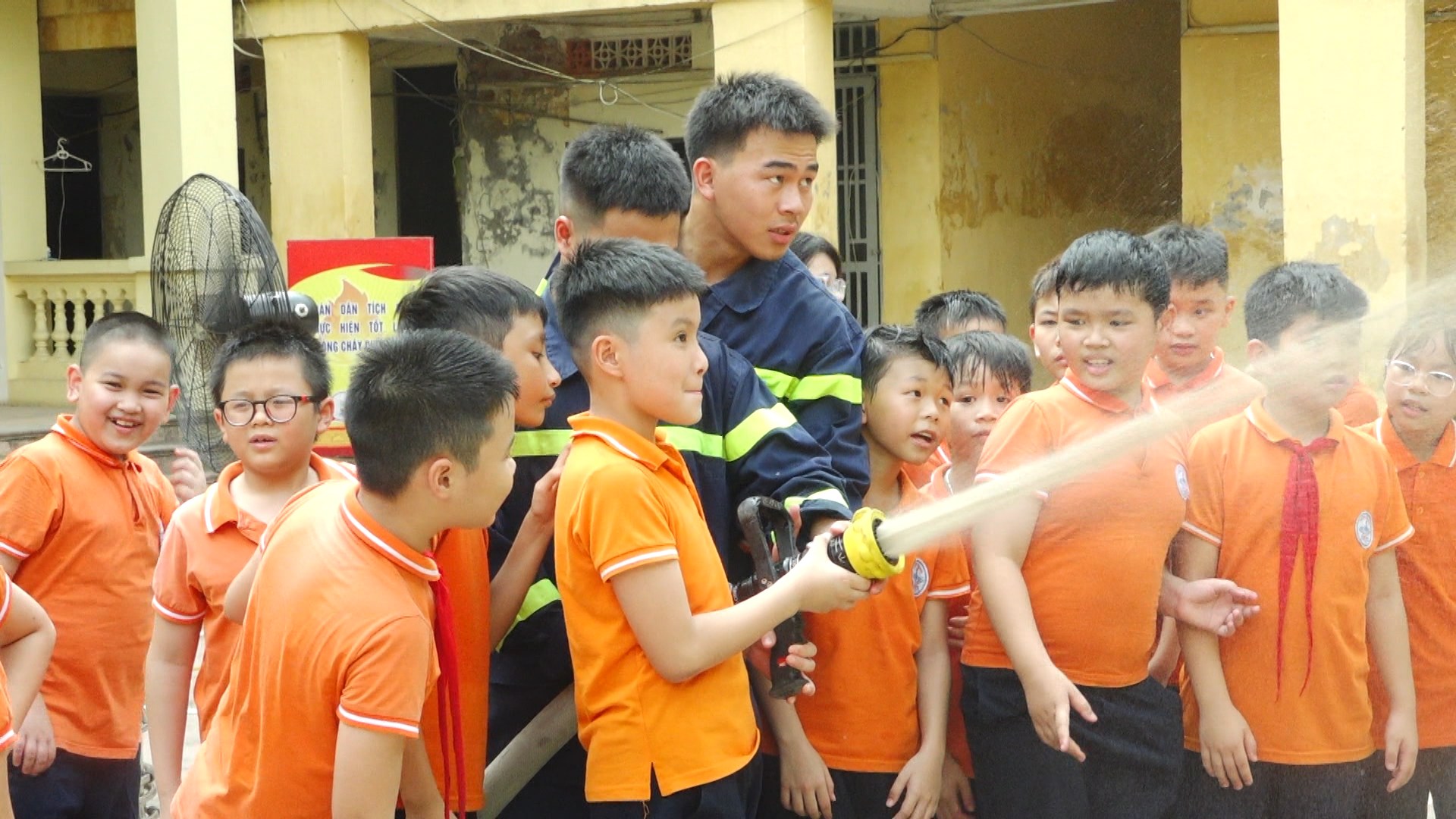 Xã Ô Diên tuyên truyền, trải nghiệm thực hành PCCC cho học sinh