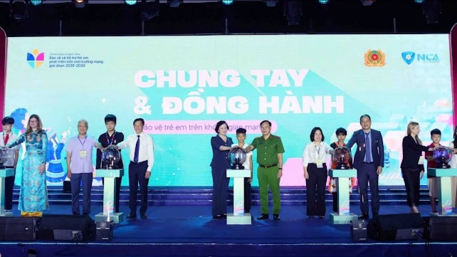 Phát động chương trình bảo vệ trẻ em trên môi trường số