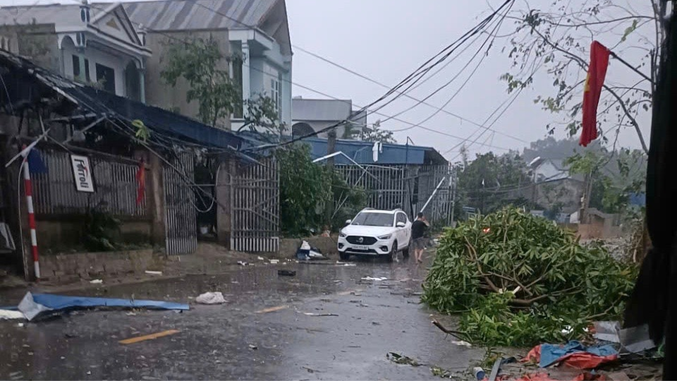 Dông, lốc, mưa đá khiến 5 người bị thương, hơn 350 ngôi nhà hư hỏng