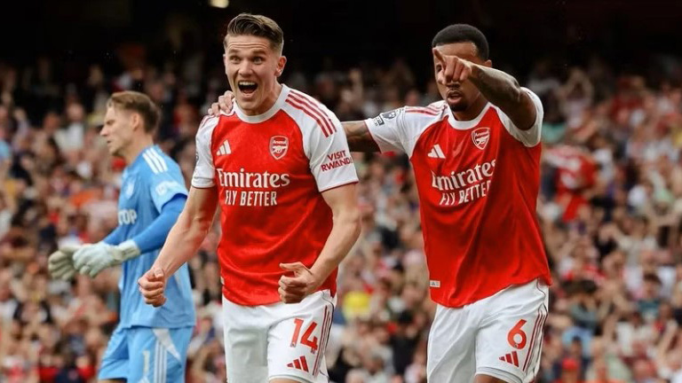 Arsenal tạo khoảng cách 6 điểm với Man City