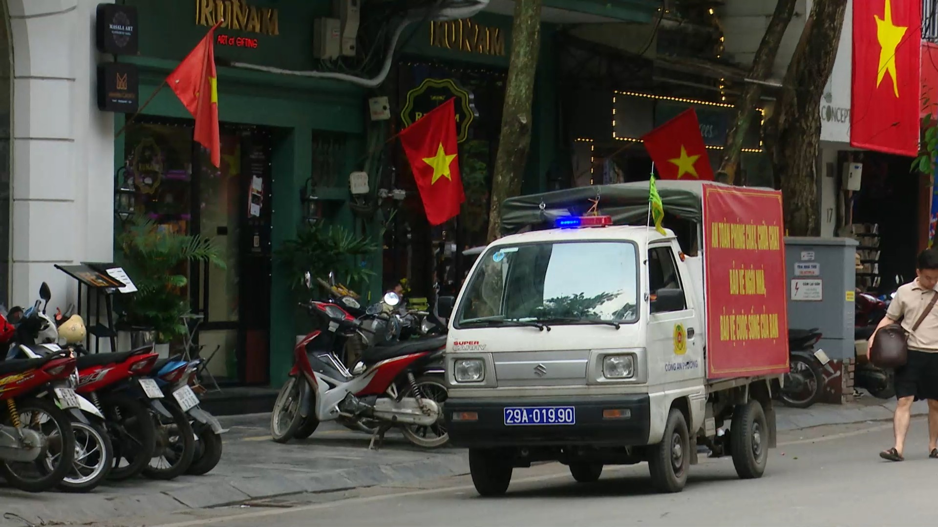 Công an các xã, phường duy trì trật tự đô thị xuyên suốt dịp nghỉ lễ