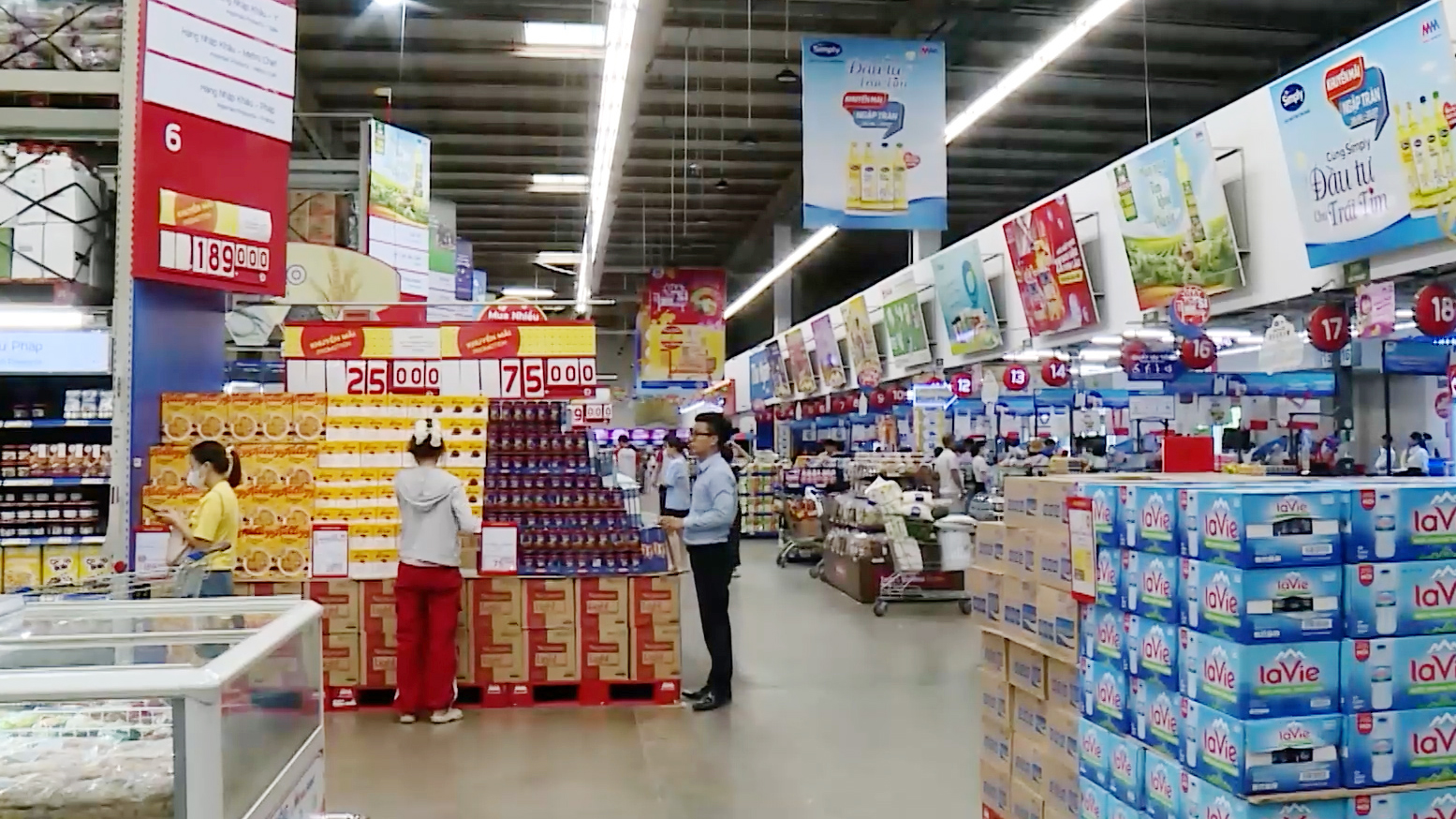 Hệ thống bán lẻ Hà Nội thu hút khách
