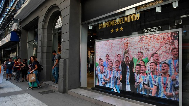 Áp lực hàng giả từ cơn sốt áo đấu tại Argentina