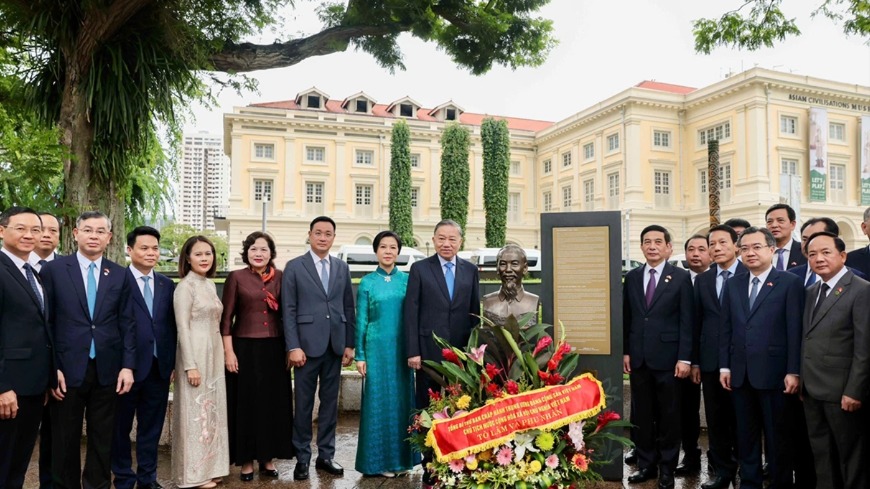 Tổng Bí thư, Chủ tịch nước Tô Lâm dâng hoa tưởng niệm Chủ tịch Hồ Chí Minh tại Singapore
