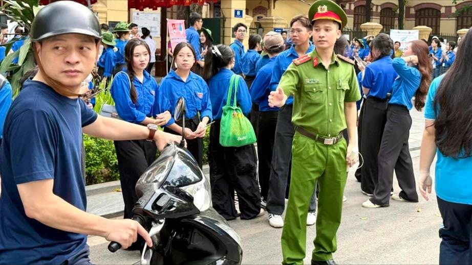 Đảm bảo ATGT trong ngày đầu tiên thi vào lớp 10 ở Hà Nội