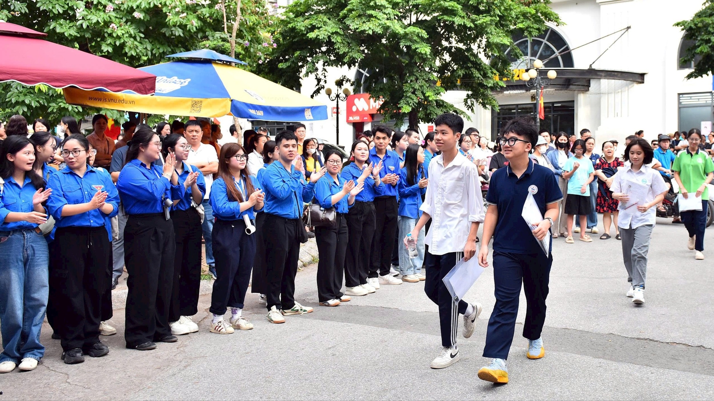 Thí sinh Hà Nội hoàn thành hai môn thi vào lớp 10 công lập