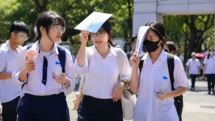 Hà Nội nắng nóng trong ngày thi thứ hai vào lớp 10
