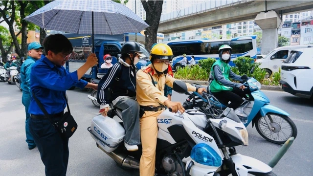 CSGT hỗ trợ kịp thời nữ sinh đến điểm thi vào lớp 10