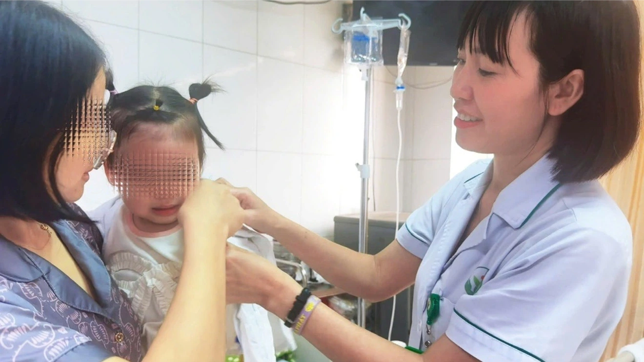 Bé gái 22 tháng tuổi tổn thương nghiêm trọng vùng mặt do chó cắn