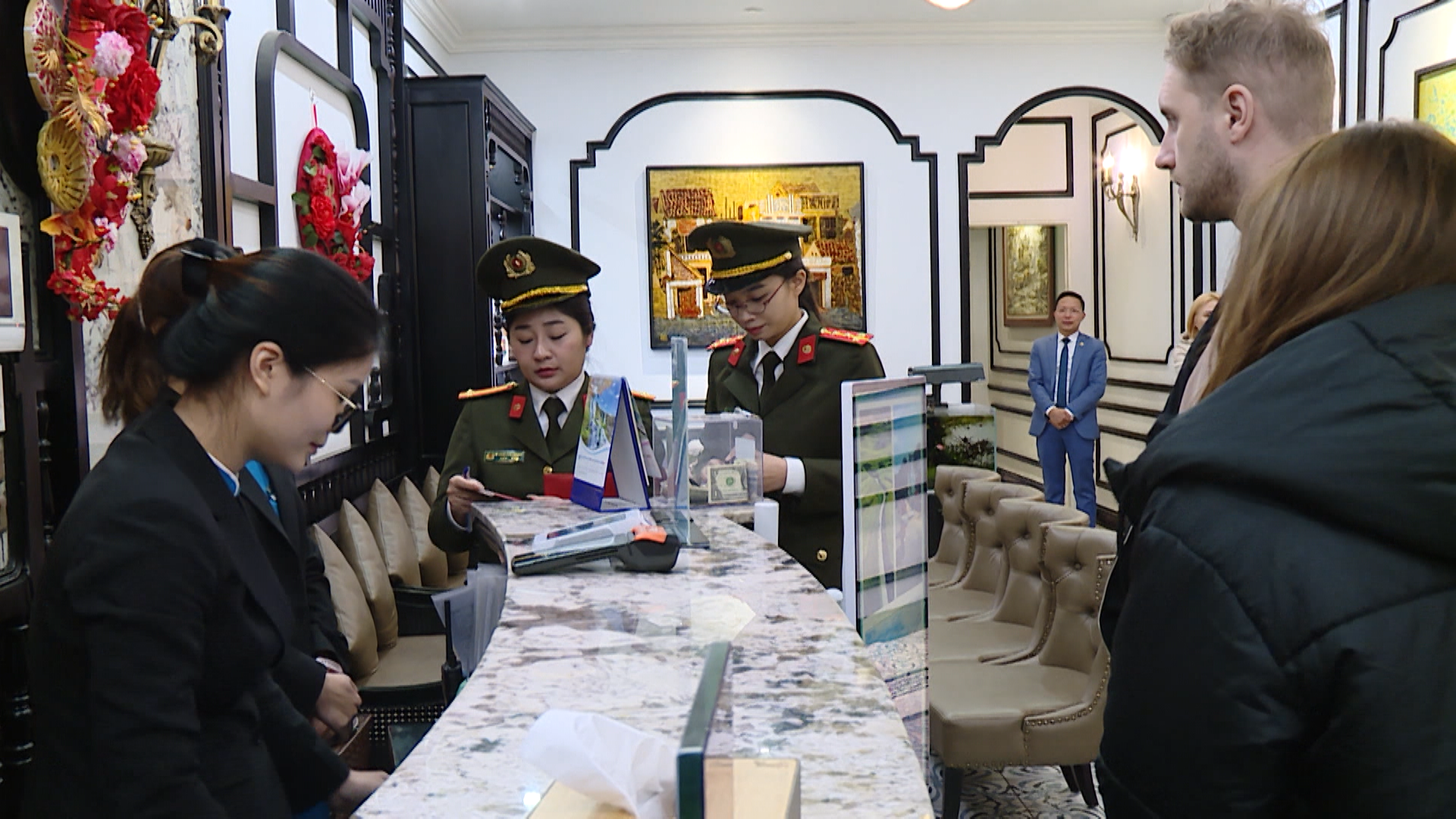 Đề xuất công an xã quản lý tạm trú người nước ngoài