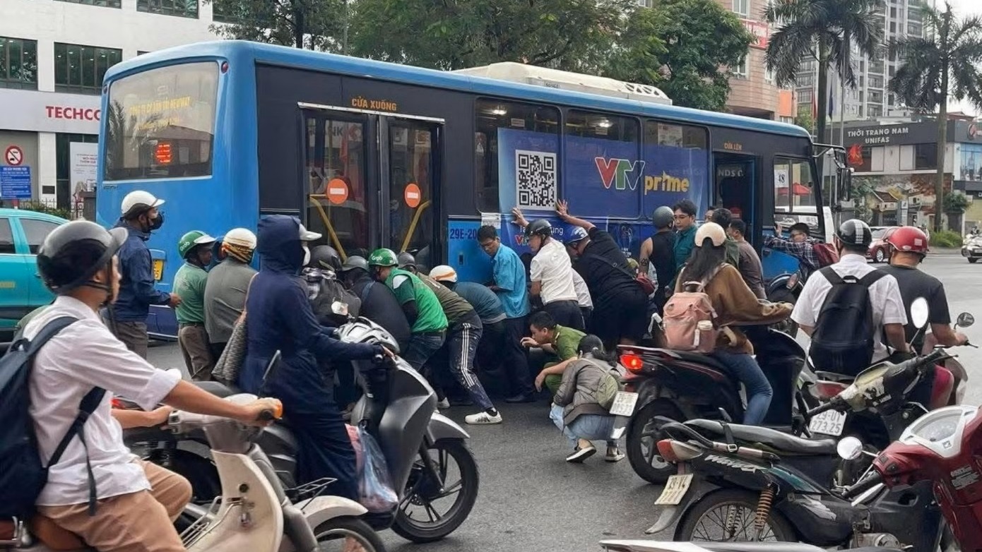 Va chạm giao thông khiến một người bị cuốn vào gầm xe buýt