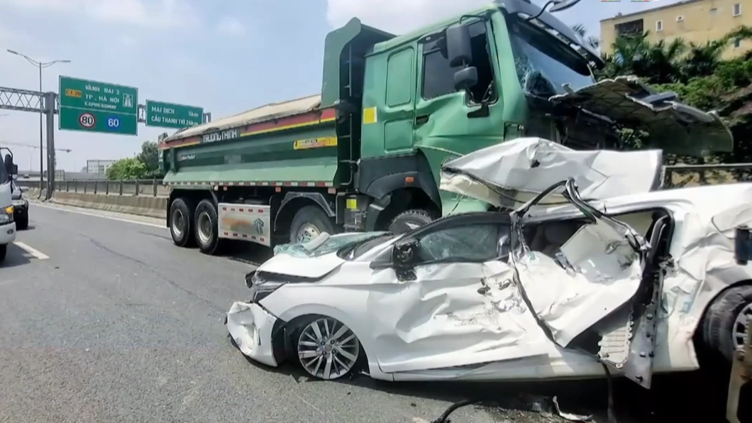 TNGT liên hoàn trên đường Phạm Văn Đồng, 3 người bị thương nặng