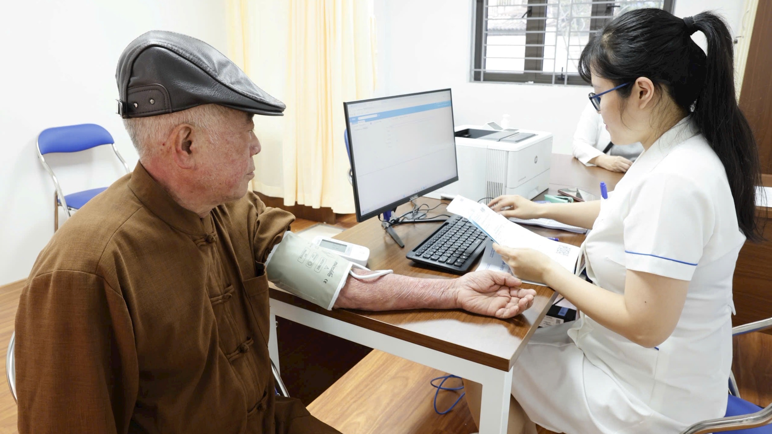 Khám sức khỏe định kỳ hoặc khám sàng lọc miễn phí mỗi người ít nhất một lần trong năm