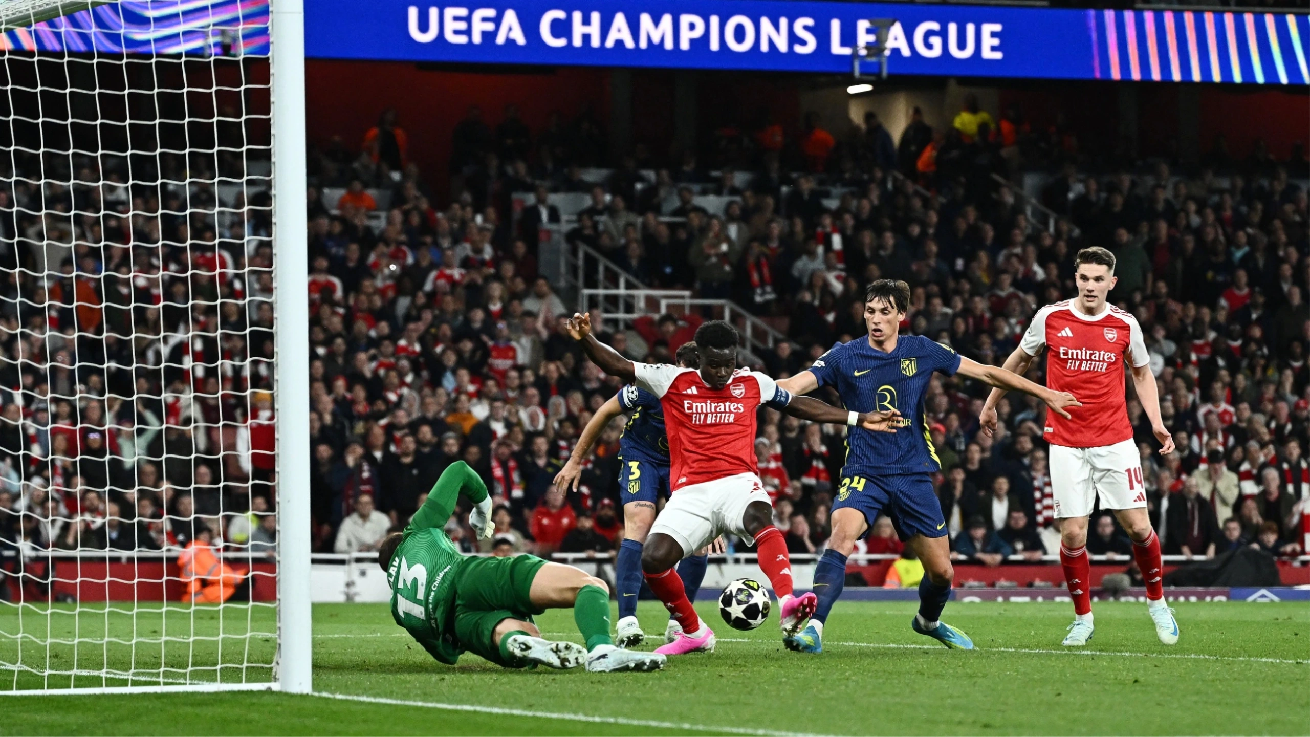 Arsenal thẳng tiến vào chung kết UEFA Champions League
