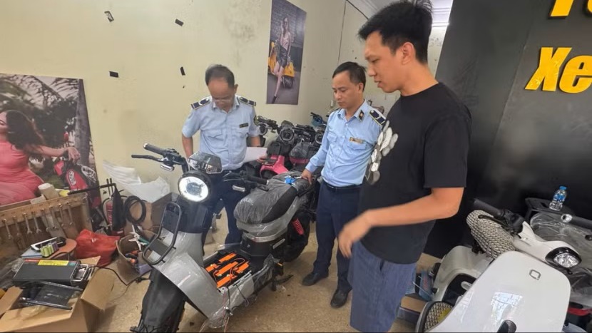 Độ chế xe đạp điện thô sơ thành xe máy