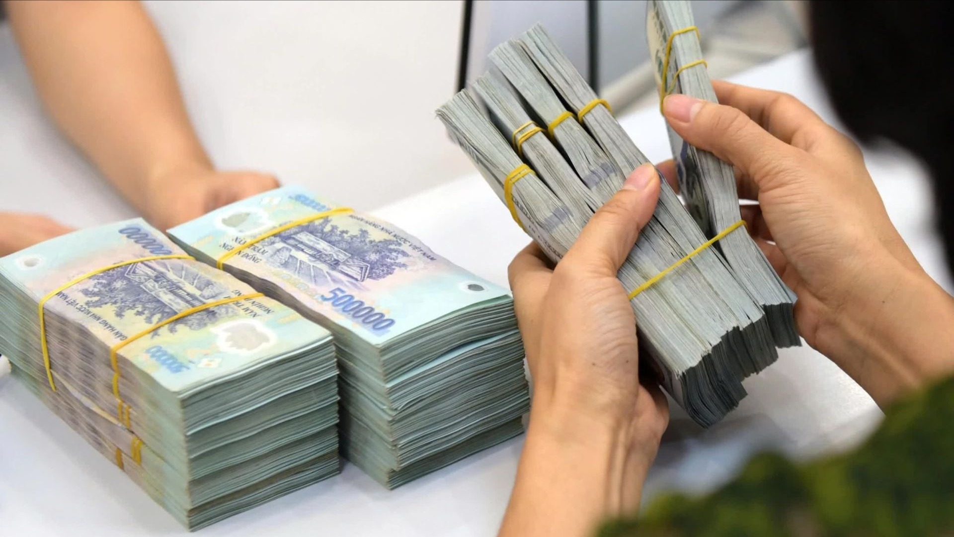 Ngân hàng đồng loạt hạ lãi suất, tăng lực đẩy cho nền kinh tế 