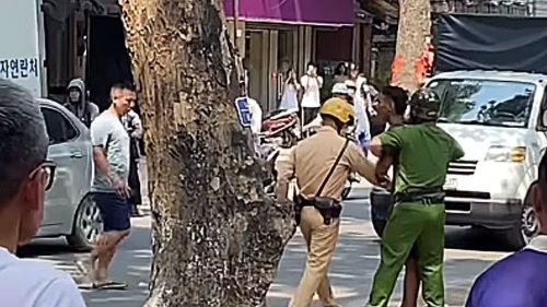 Công an Hà Nội khống chế đối tượng đập phá ô tô của người đi đường