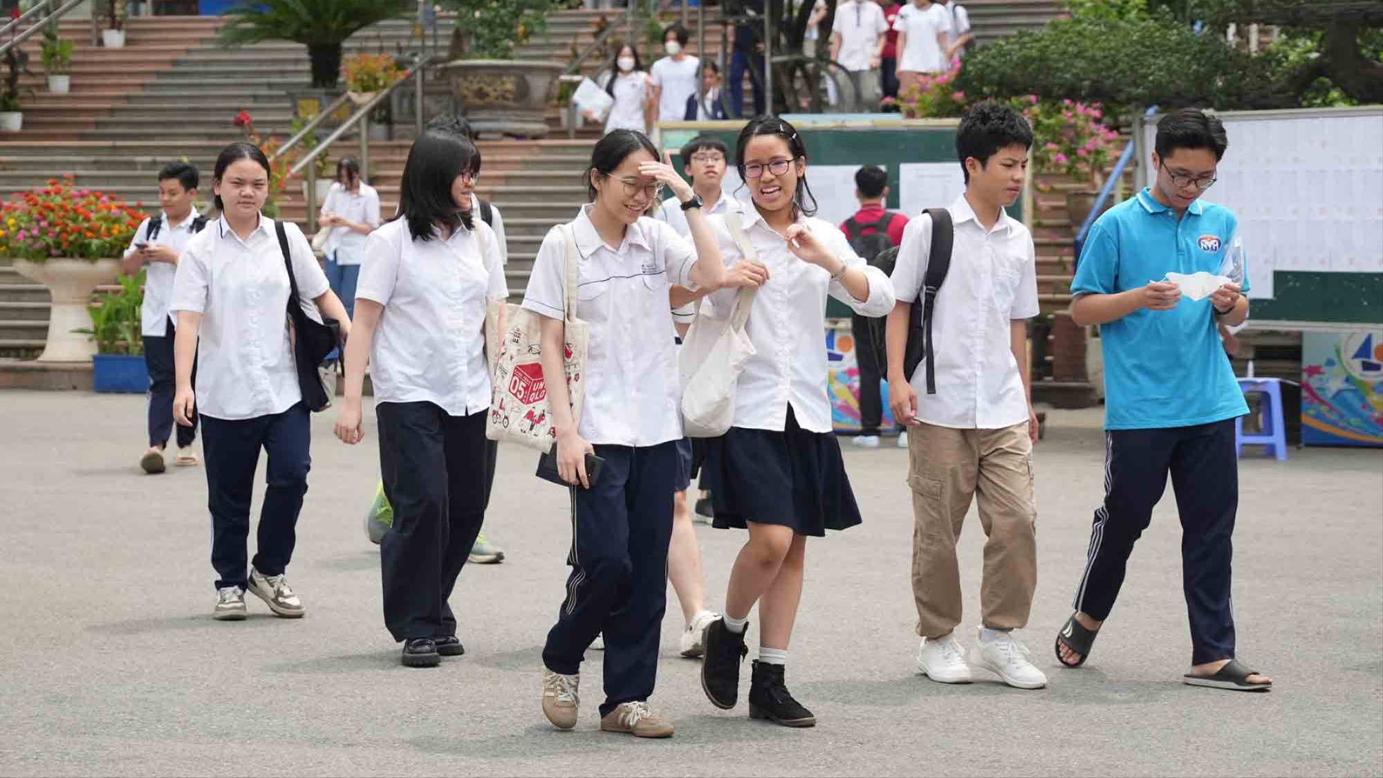 Thí sinh Hà Nội hoàn thành buổi thi chuyên lớp 10 đầu tiên