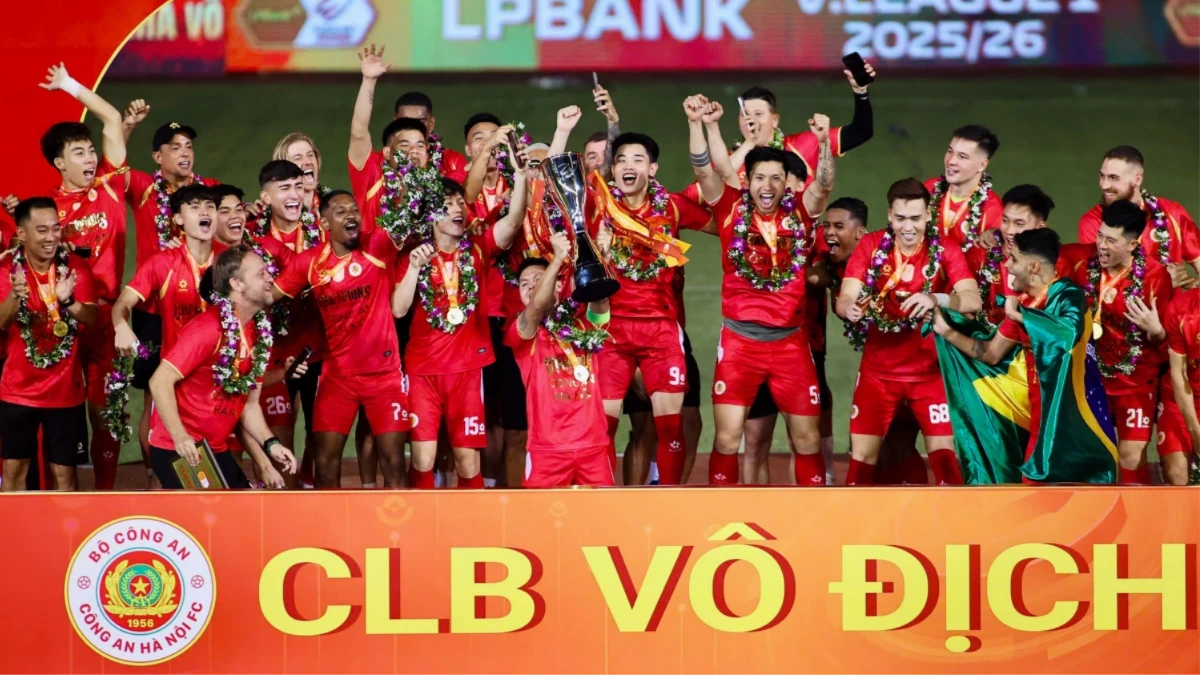 CAHN nâng cúp trong ngày cân bằng lịch sử V-League
