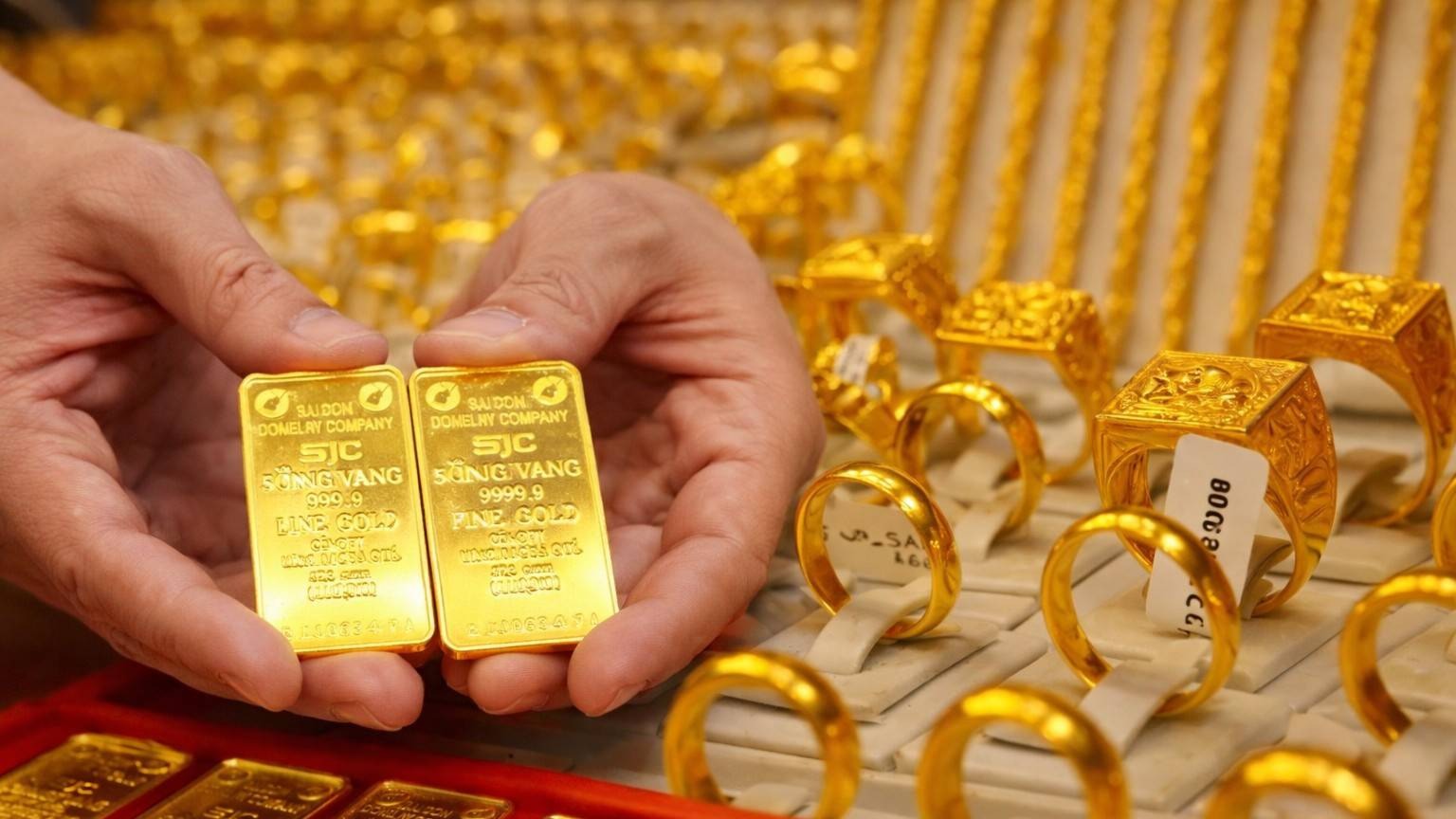 Giá vàng trong nước chỉ còn cao hơn thế giới 15 triệu đồng/lượng