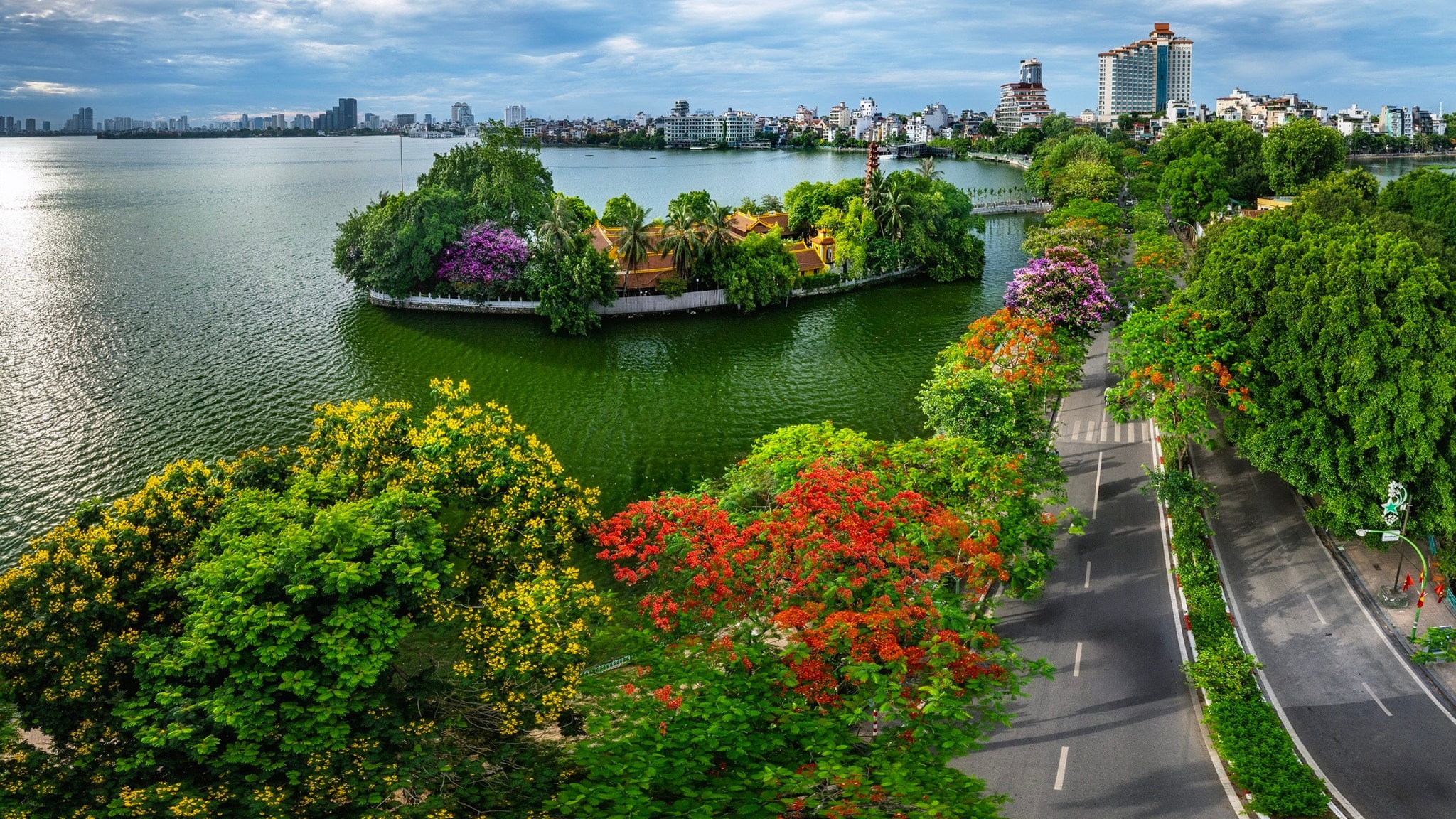 Hồ Tây ngập tràn sắc hoa