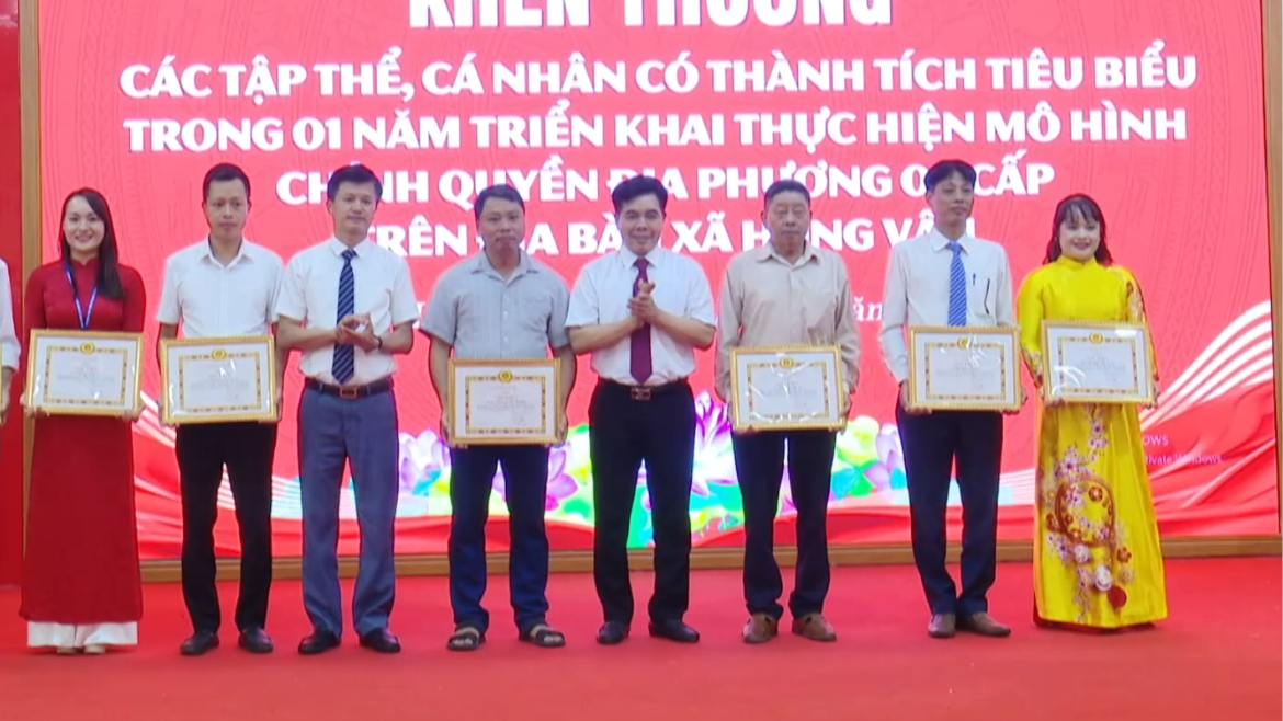 Hai đơn vị của xã Hồng Vân nhận Cờ Thi đua của Thành phố