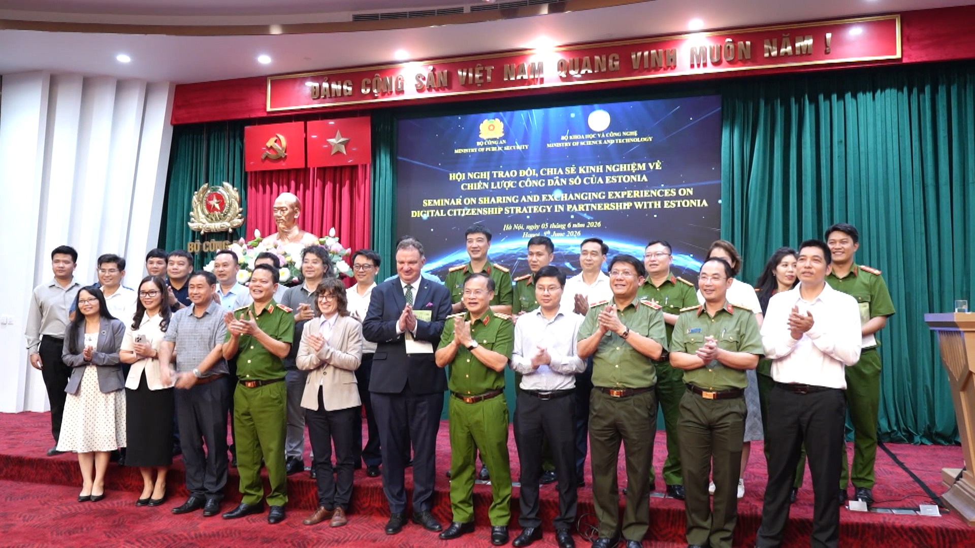 Kiến tạo công dân số từ kinh nghiệm quốc tế
