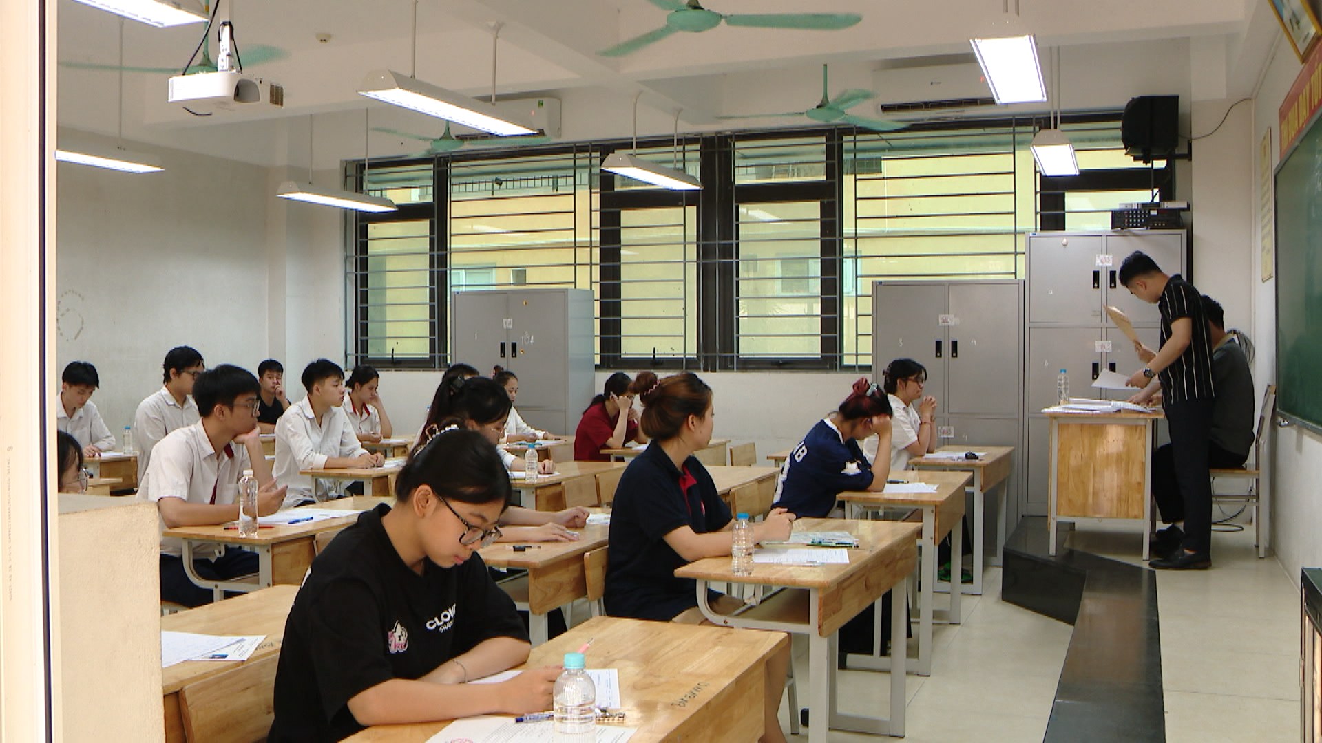 Sáng nay, hơn 1,2 triệu thí sinh trên cả nước dự thi môn Ngữ văn