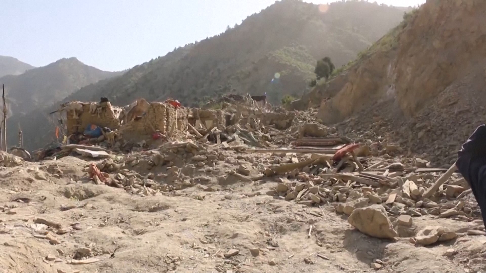 Pakistan nối lại không kích Afghanistan