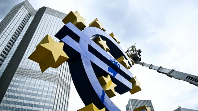 ECB tăng lãi suất lần đầu tiên sau gần 3 năm