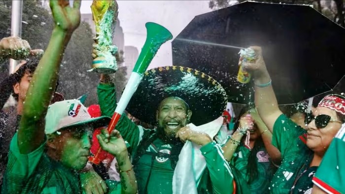 Fan zone tại Mexico City biến thành SVĐ thu nhỏ