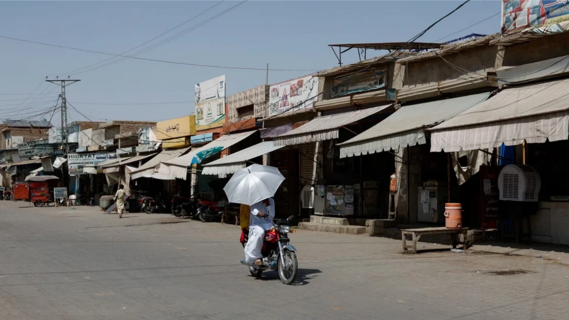 Người dân Pakistan vật lộn với nắng nóng cực đoan
