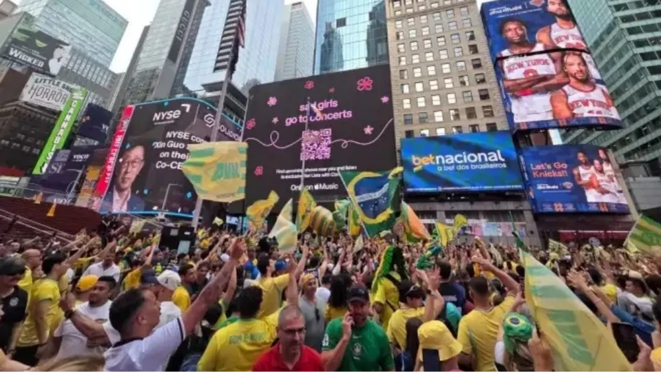 Cổ động viên Brazil ‘hâm nóng’ bầu không khí tại Quảng trường Thời đại