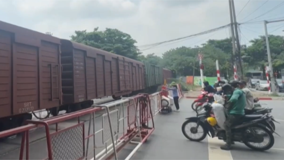 Xử lý 68 trường hợp vi phạm tại các điểm giao cắt đường sắt