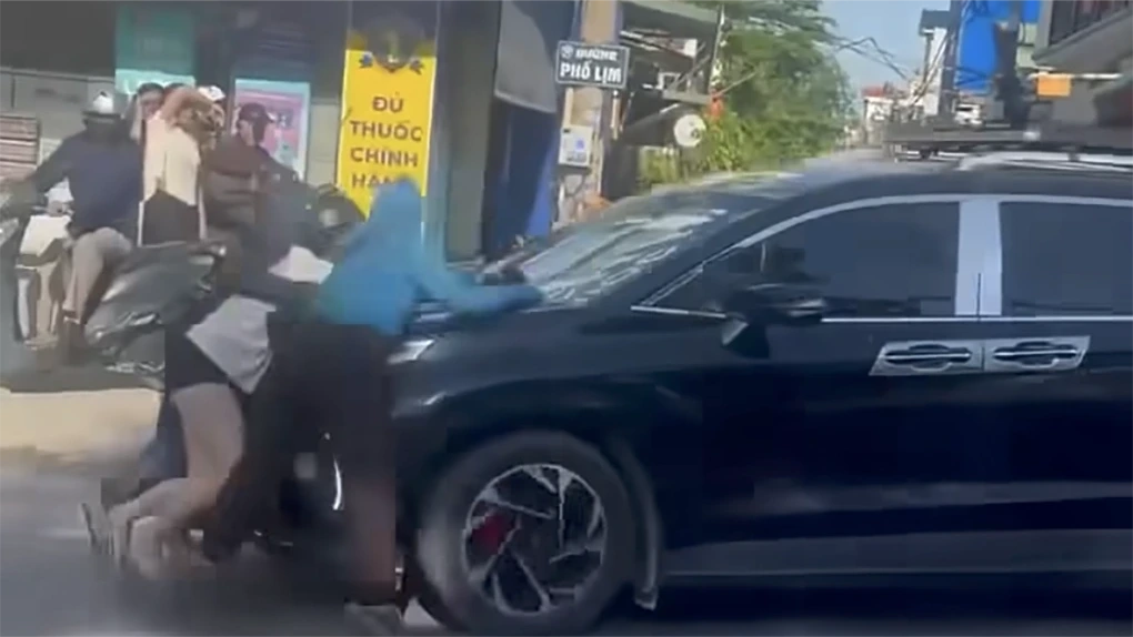 Xác minh vụ việc ba người phụ nữ bám nắp ca pô xe