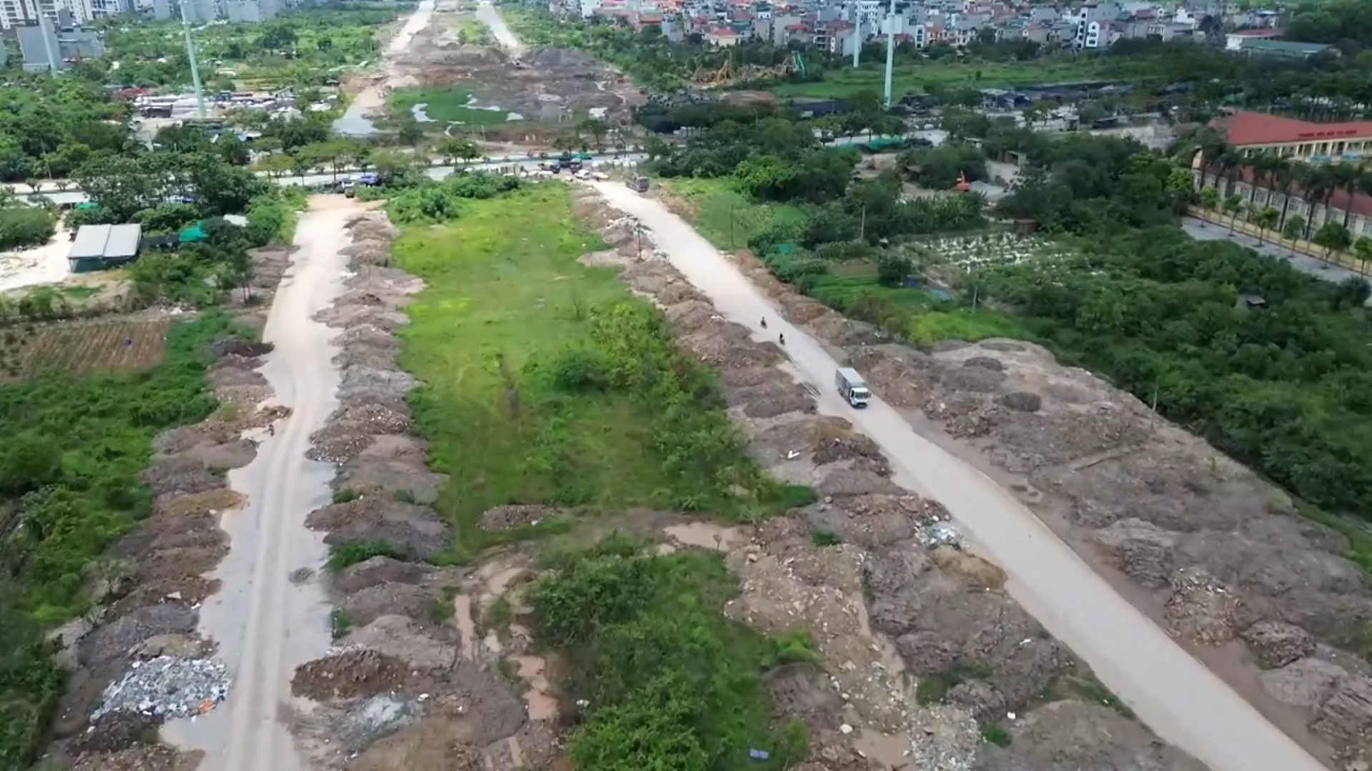 Vành đai 4 ngổn ngang phế thải xây dựng
