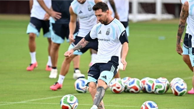 Lionel Messi là tâm điểm trước trận mở màn của ĐT Argentina 
