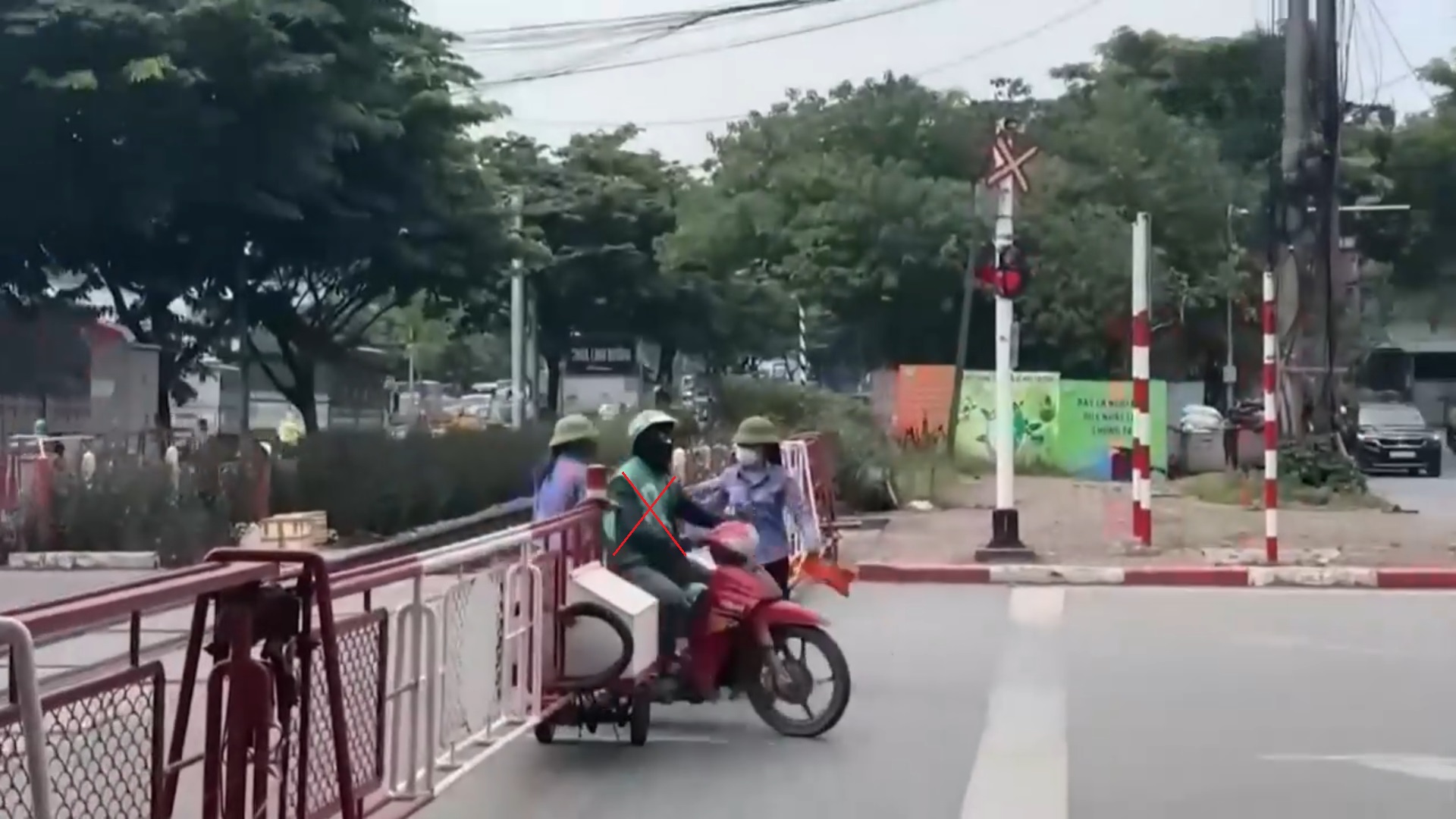 Nguy hiểm từ những hành vi vi phạm tại đường ngang đường sắt
