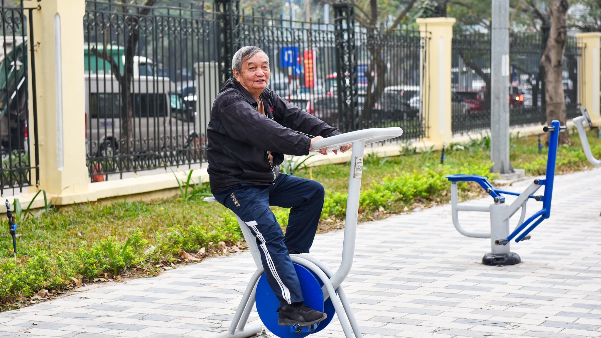 Rèn luyện sức khỏe trong công viên