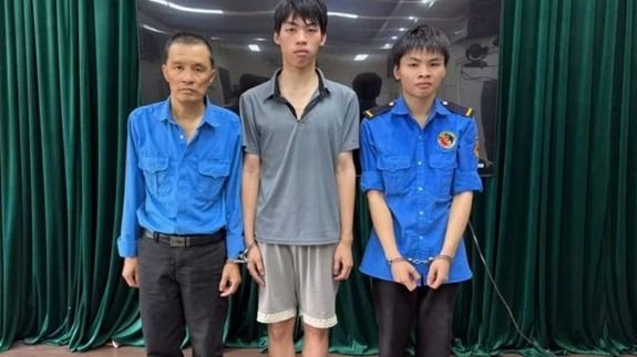 Tạm giữ ba nhân viên bảo vệ chung cư hành hung khách