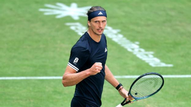 Zeverev và Medvedev thẳng tiến ở Halle Open