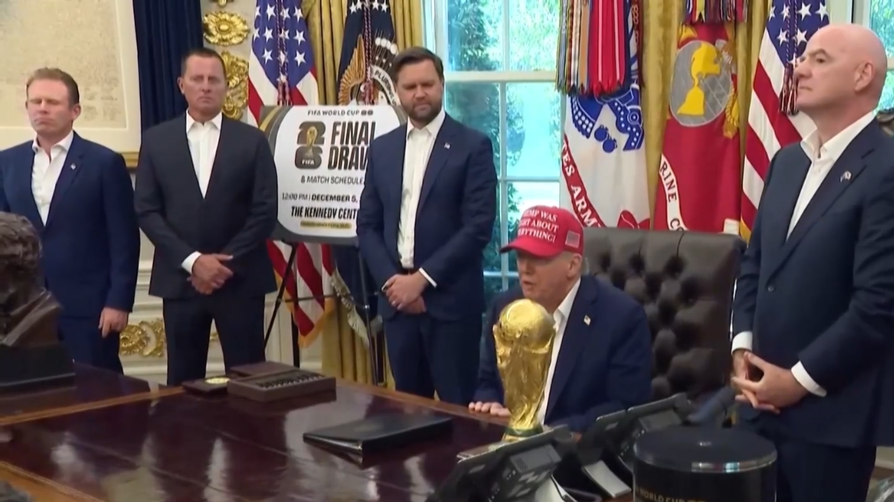 Tổng thống Mỹ Donald Trump sẽ trực tiếp trao cúp cho đội vô địch World Cup 2026