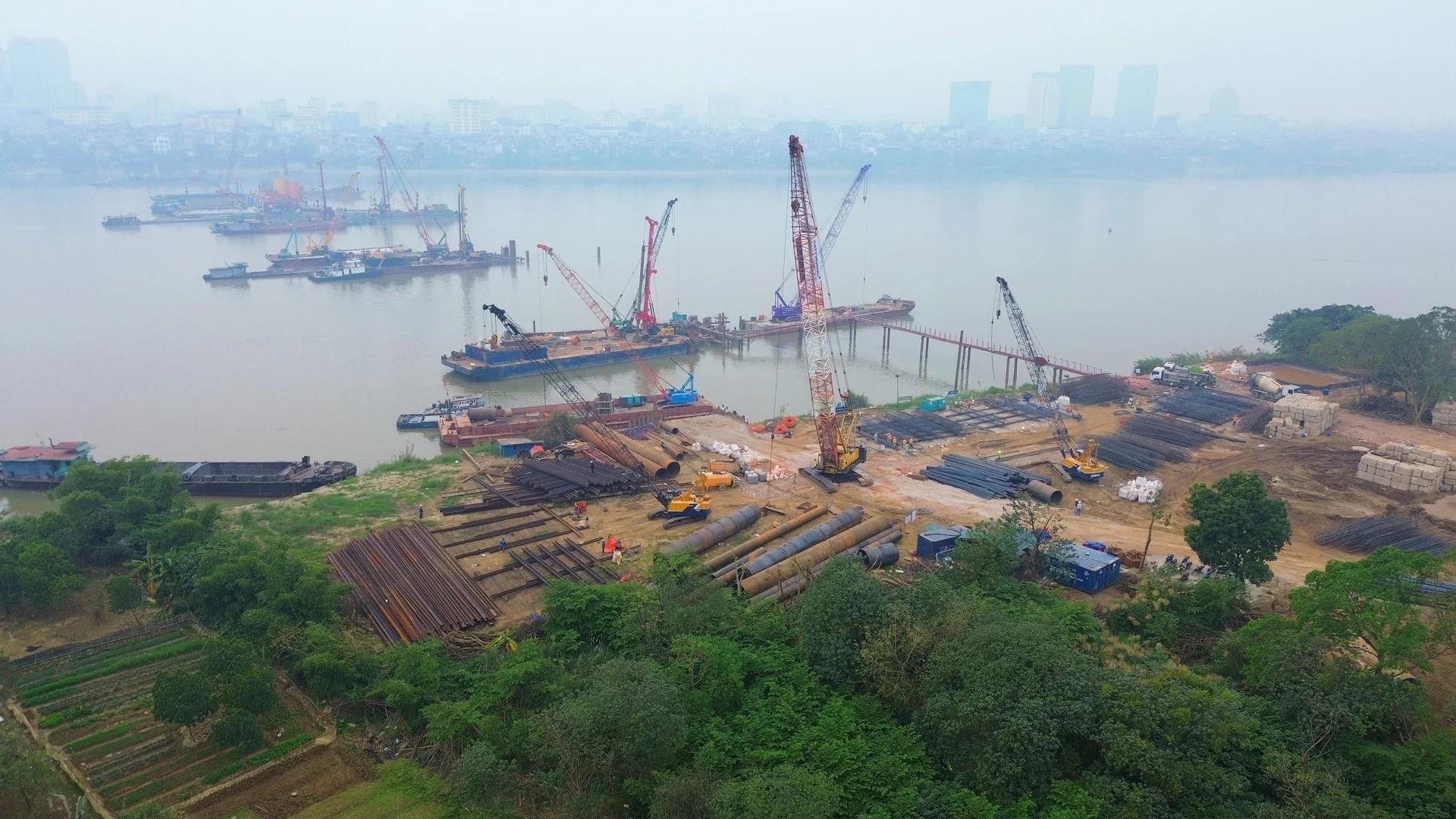 Khẩn trương thi công cầu Trần Hưng Đạo bắc qua sông Hồng