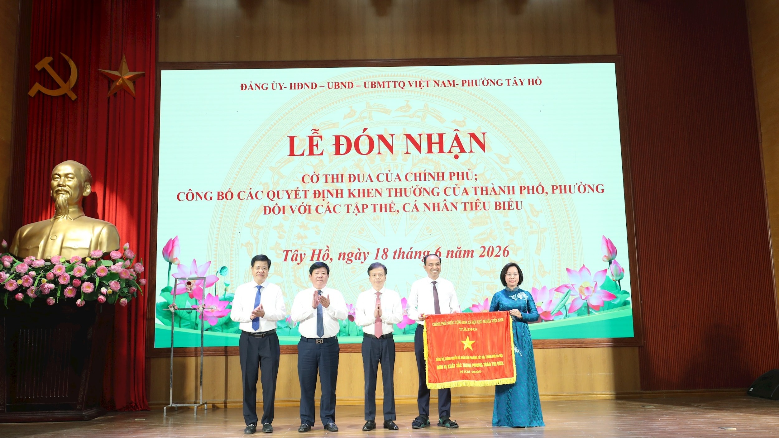 Phường Tây Hồ đón nhận Cờ thi đua của Thủ tướng Chính phủ