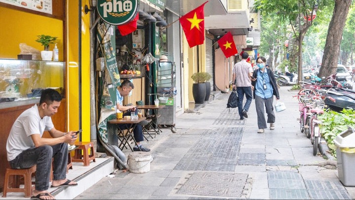 Hà Nội tìm lời giải hài hòa cho không gian vỉa hè đô thị